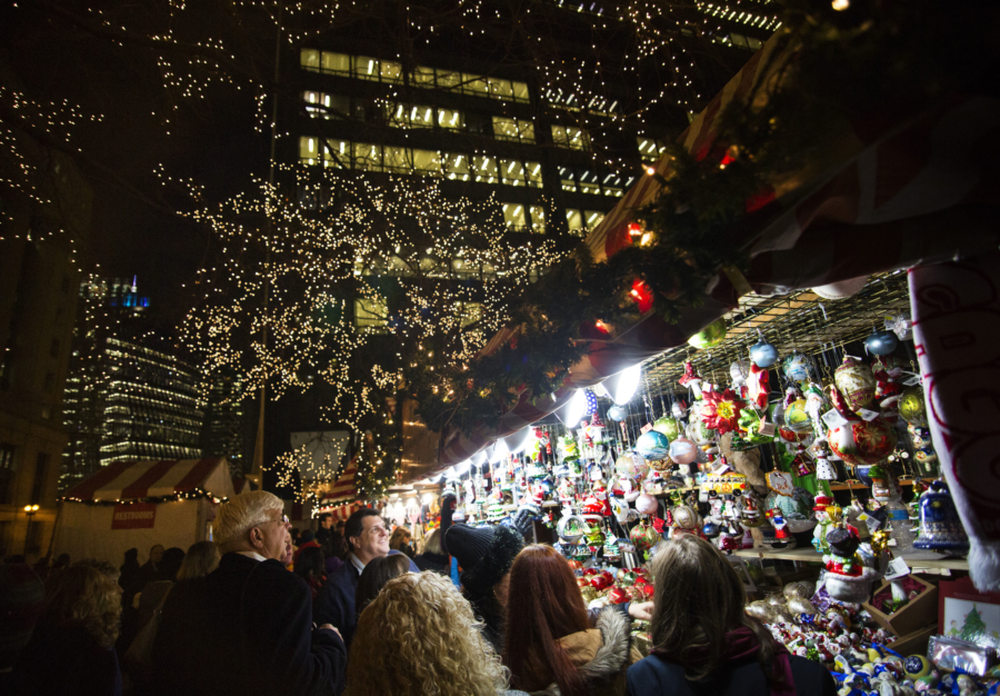 Vederea nocturnă a pieței Christkindlmarket