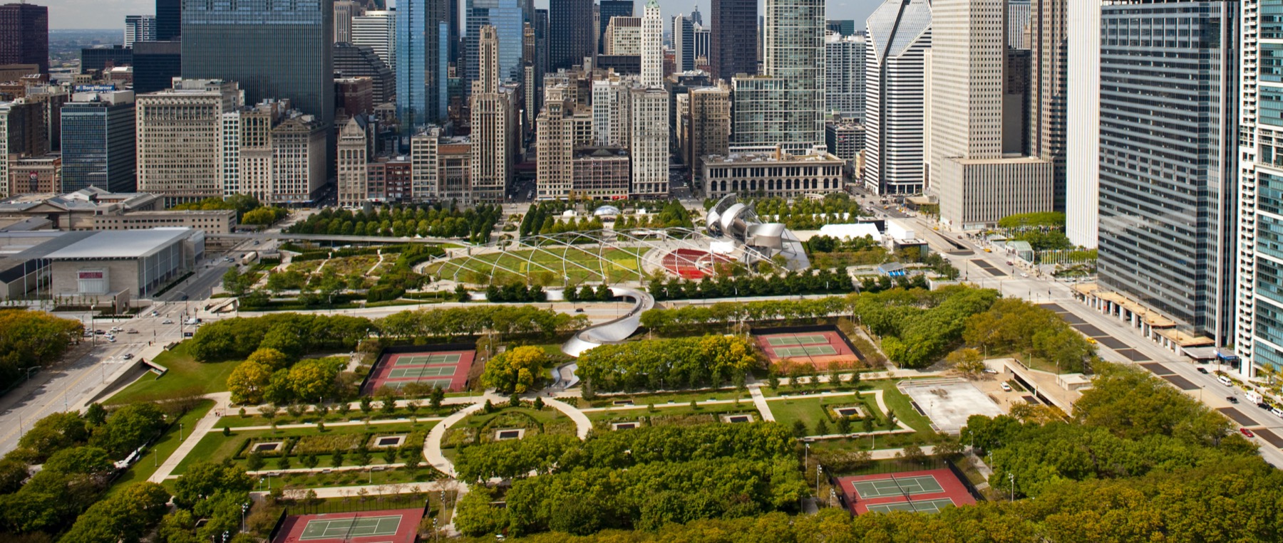 https://cdn.choosechicago.com/uploads/2019/05/CC_Aerial_MillenniumPark2-e1564161031966-2400x1018.jpg