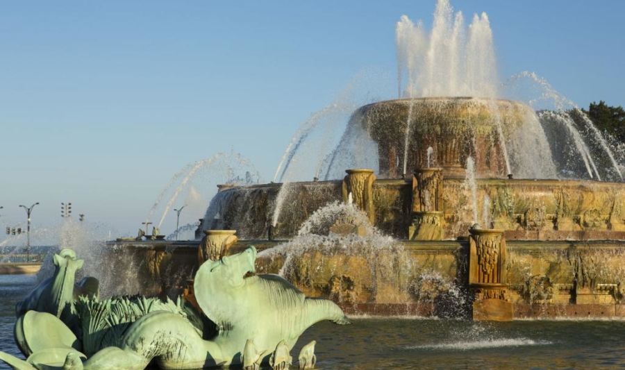Buckingham Fountain during the day