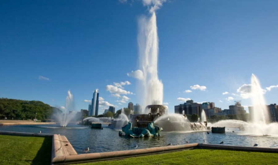 Buckingham Fountain in Grant Park Famous Chicago Attractions