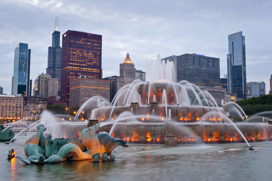 Buckingham Fountain in Grant Park during summer.