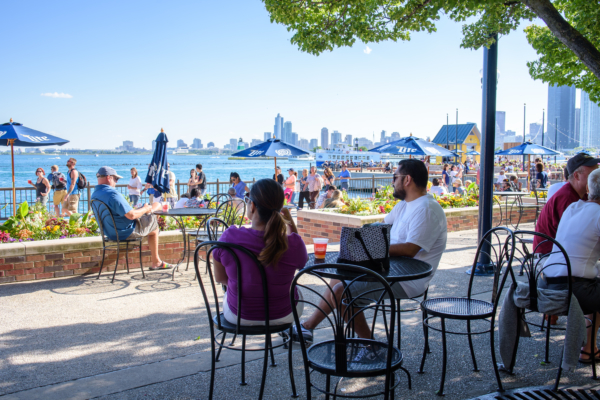 restaurants near chicago yacht club