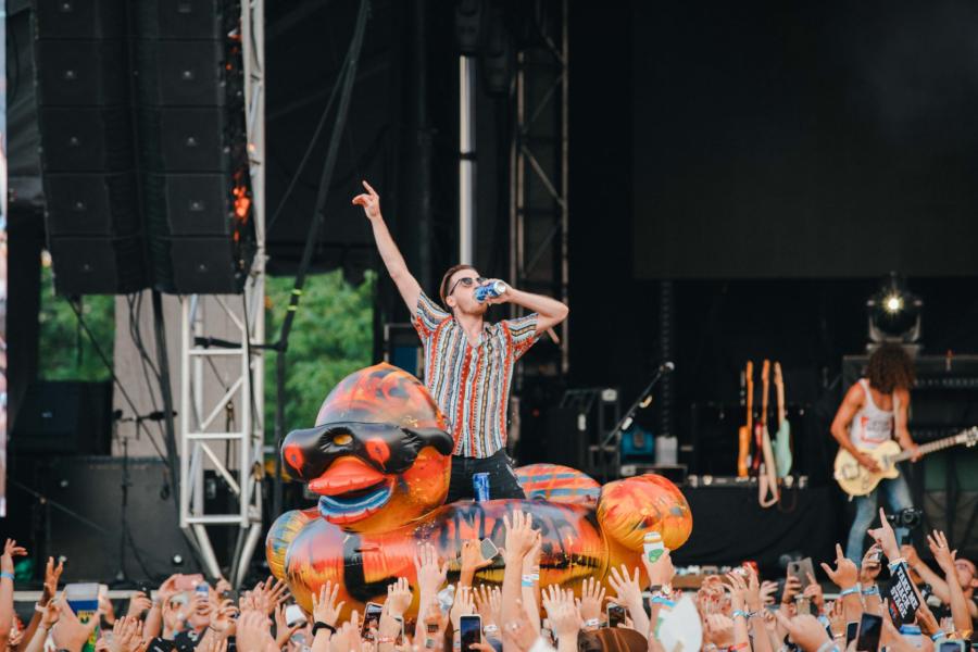 A musician interacts with the crowd at Windy City Smokeout