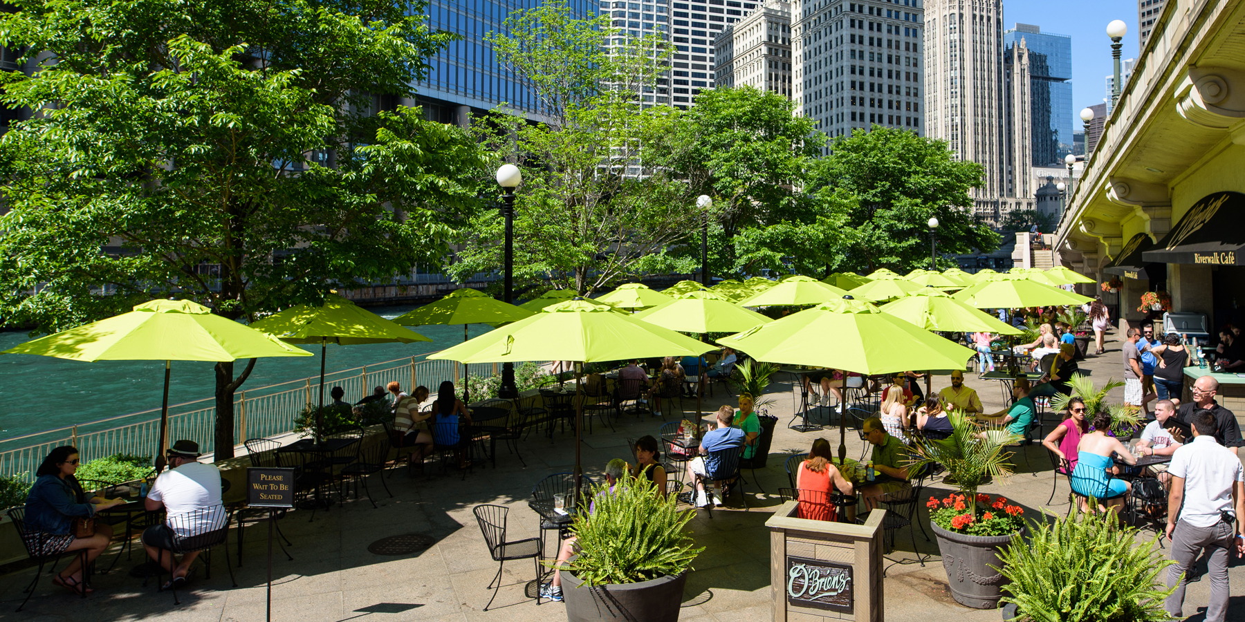 Chicago Riverwalk restaurants and bars | Choose Chicago