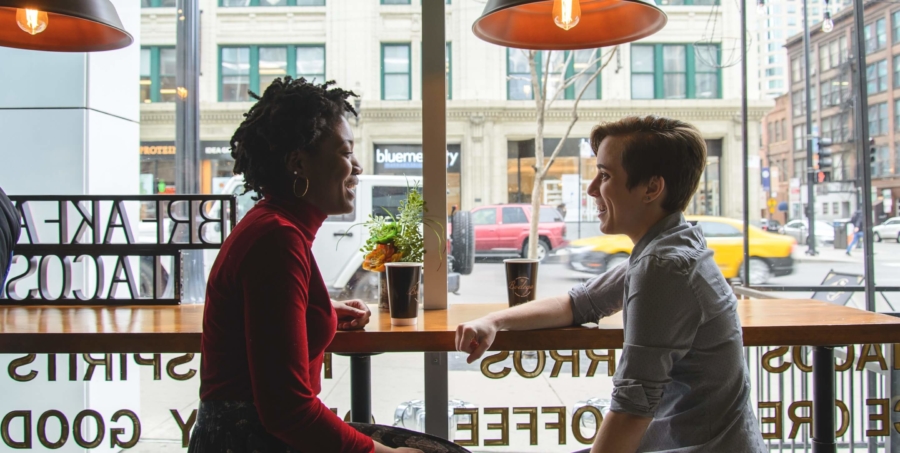 kaksi ihmistä juttelemassa kahvilassa Chicagossa