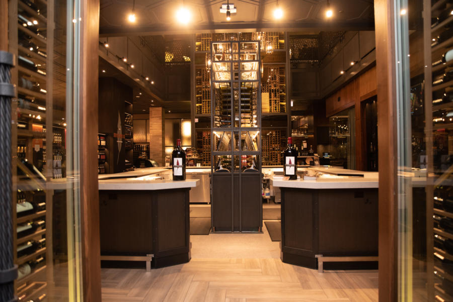 https://cdn.choosechicago.com/uploads/2019/12/Tasting-Room-Coopers-Hawk-Esquire-Chicago-900x601.jpg