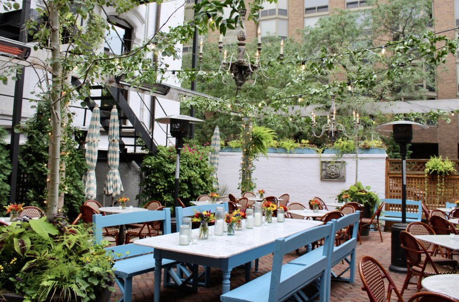 Le patio à l'extérieur de Blue Door Kitchen