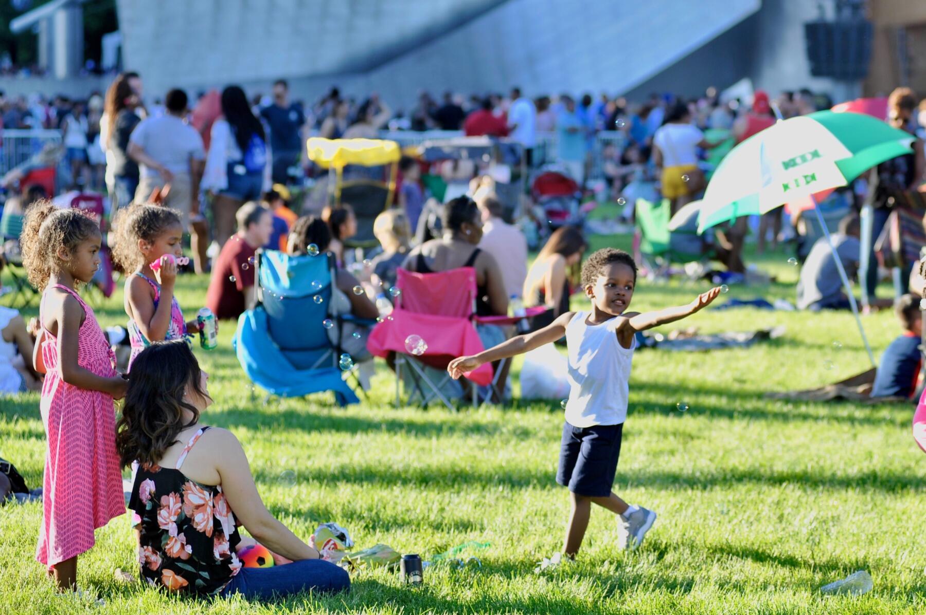 A family enjoys the Chicago House Music Festival