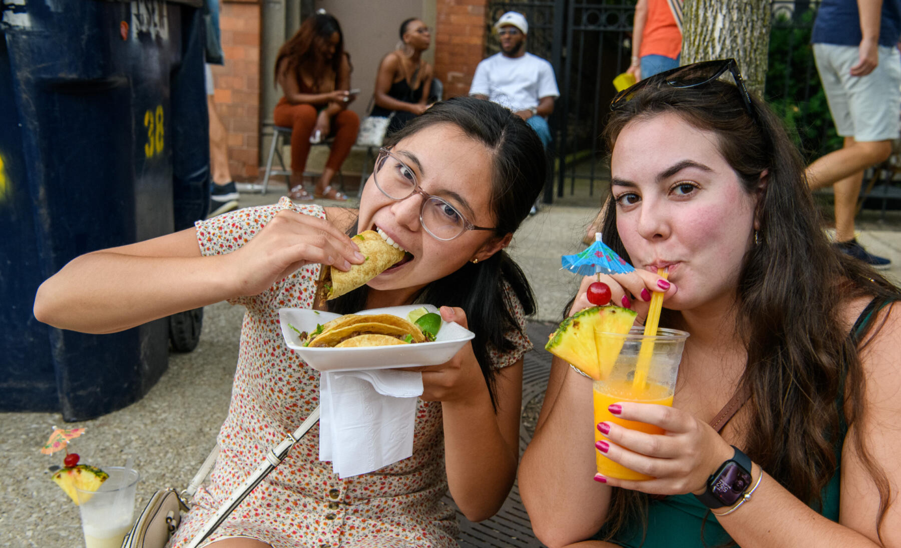 girls_eating_tacos