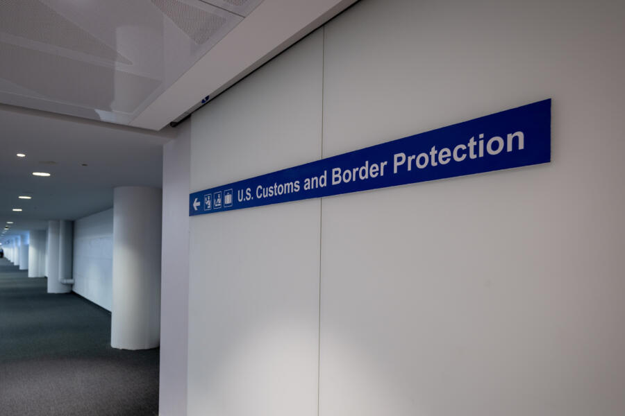 A sign at O'Hare showing the way to U.S. Customs