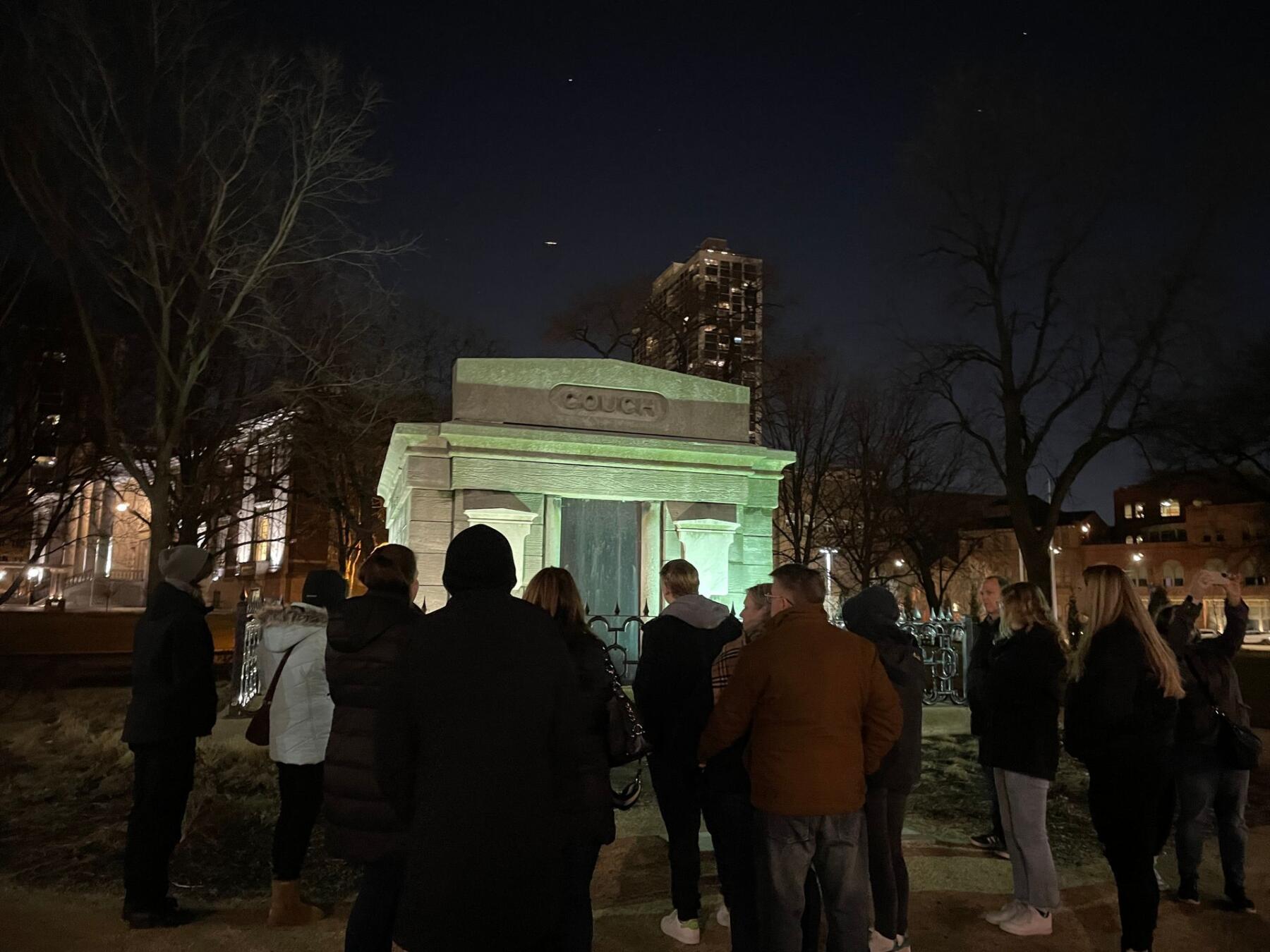 Outside+The+Couch+Tomb+at+Lincoln+Park+Chicago