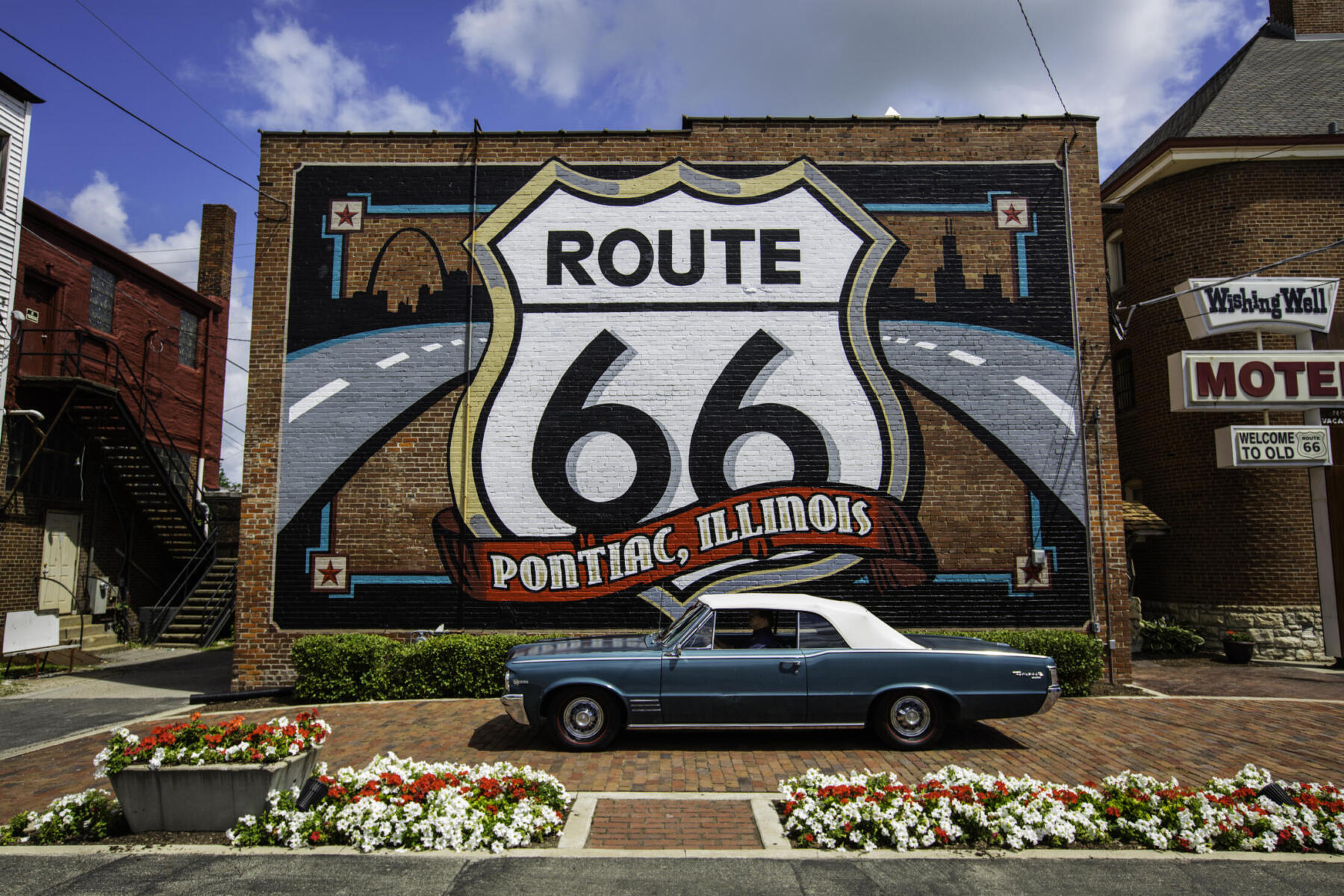 Route 66 mural in Pontiac
